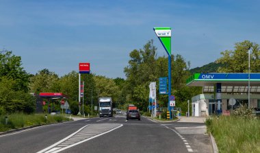 Kırsal bir yolda iki Sloven benzin istasyonu, Petrol ve OMV 'nin fotoğrafı.