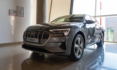 Gümüş rengi Audi e-tron 55 quattro 'nun önü..