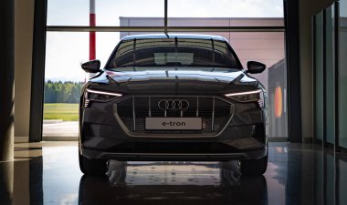 Gümüş rengi Audi e-tron 55 quattro 'nun önü..