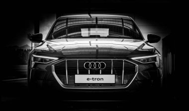 Audi e-tron 55 quattro 'nun önünde siyah beyaz bir resim..