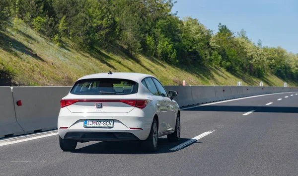 Slovenya otobanındaki beyaz koltuklu Leon 'un resmi.