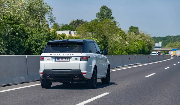 Slovenya otoyolunda bir Land Rover Range Sport SDV6 HSE resmi.