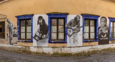 Kranj 'da bir sokak arasında caz müzik efsanelerini resmeden bir duvar resmi..
