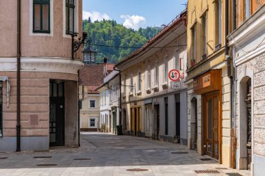 Kranj 'da dar ve antika bir caddenin resmi..