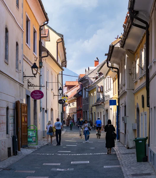 Obraz Wąskiej Osobliwej Ulicy Tavcar Kranj — Zdjęcie stockowe