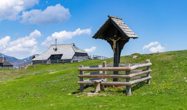Velika Planina 'daki küçük bir İsa tapınağının ya da Büyük Otlak Platosu' nun resmi..