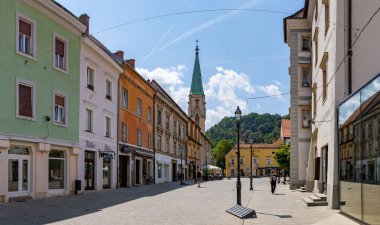 Arka planda Celje Katedrali olan Celje Ana Meydanı 'nın bir resmi..