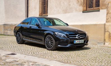 Siyah bir Mercedes Benz 'in fotoğrafı. C sınıfı 300..