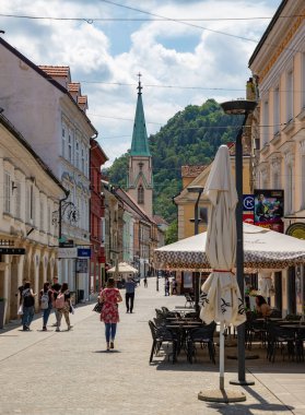 Celje 'deki kalabalık Stanetova Caddesi' nin bir resmi. Uzaktaki Celje Katedrali 'nin kulesi..