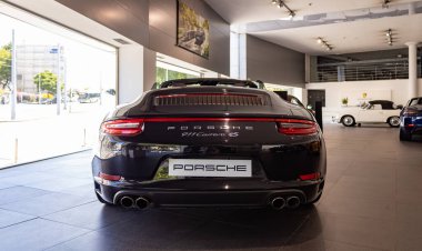 Siyah bir Porsche 911 Carrera 4S Cabriolet 'in resmi..