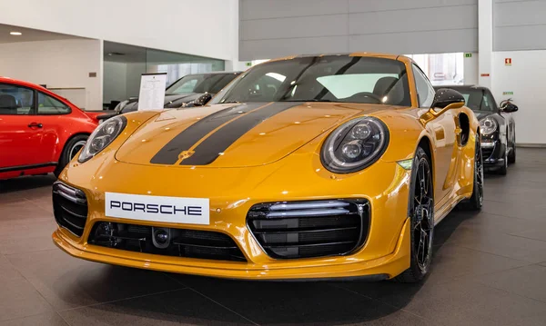 Zdjęcie Pomarańczowego Porsche 911 Turbo Wewnątrz Salonu — Zdjęcie stockowe
