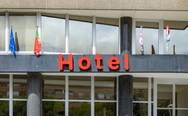 A picture of a hotel sign.