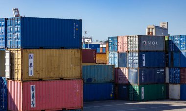 Leixoes Konteynır Terminalindeki renkli kargo konteynırlarının resmi..