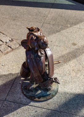 A picture of one of the many lion statues scattered around Gdansk.
