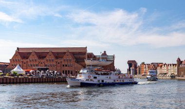 A picture of a tour ferry sailing in Gdansk's Motlawa River.