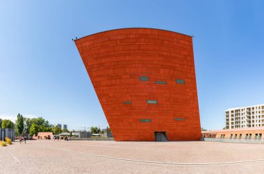 A picture of the modern building of the Museum of the Second World War, in Gdansk.