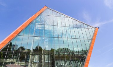 A picture of the modern building of the Museum of the Second World War, in Gdansk.