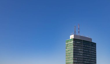 A picture of the Zieleniak building in Gdansk against a blue sky.