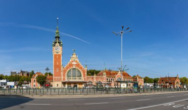 Caddenin diğer tarafında Gdansk Ana Tren İstasyonu 'nun bir resmi var..