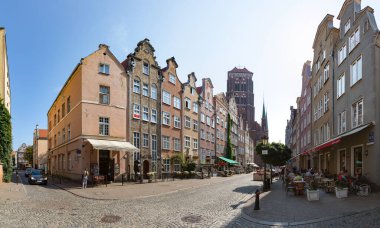 Gdansk 'taki Piwna Caddesi' nin bir resmi. Uzakta St. Mary Kilisesi var..