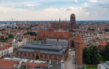 Jacek Kulesi 'ni, Pazar Salonu' nu, St. Nicolas Kilisesi 'ni ve St. Mary Kilisesi' ni gösteren eski Gdansk kasabasının resmi..