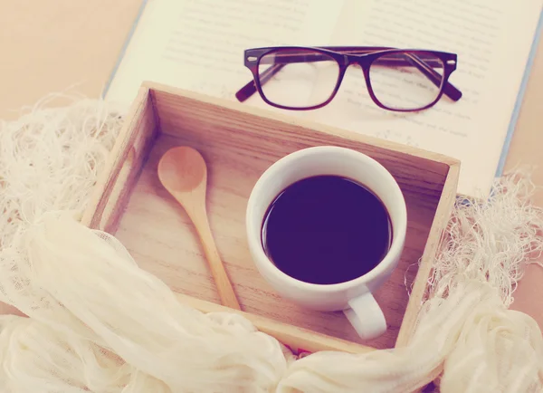 Brillen en boek met koffie — Stockfoto