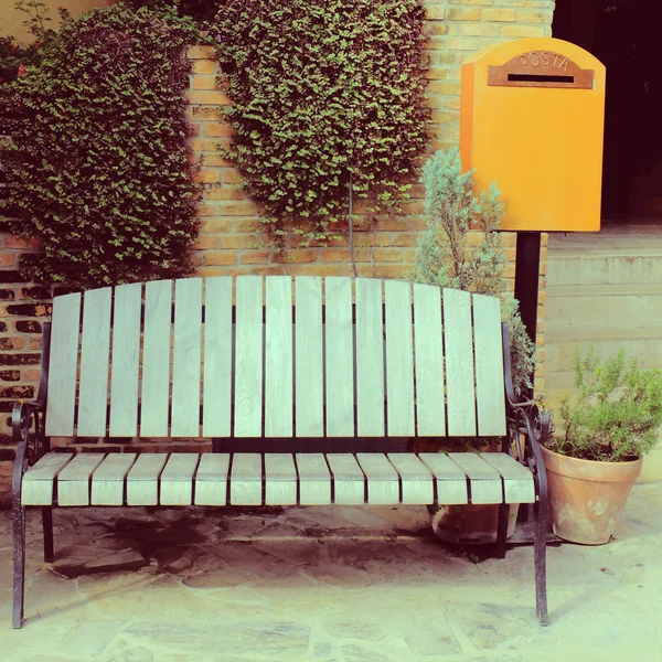 Vintage posta kutusuyla sandalye — Stok fotoğraf