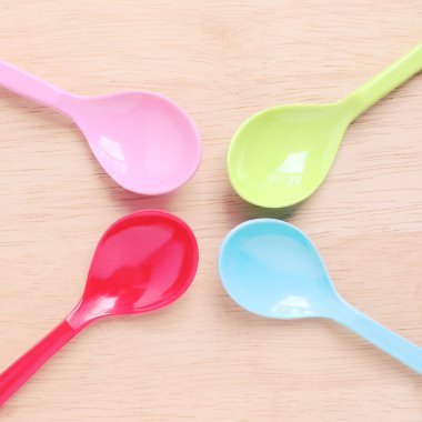 renkli plastik kaşık