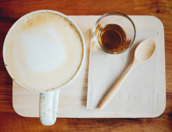 Koffie op houten lade — Stockfoto