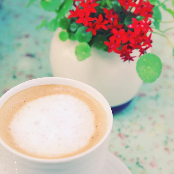 コーヒーと花 — ストック写真