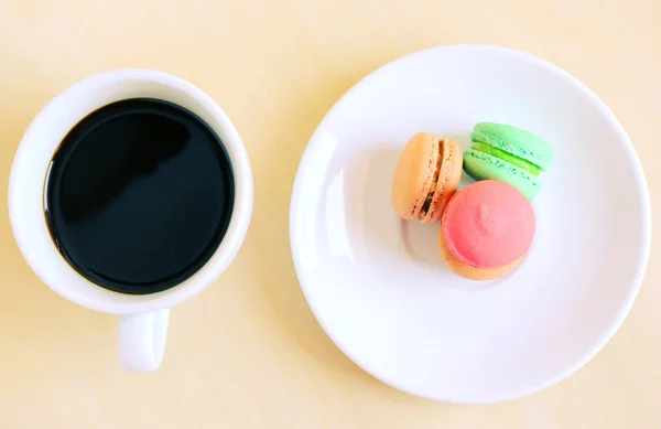 Macaroons and cup — Stock Photo, Image