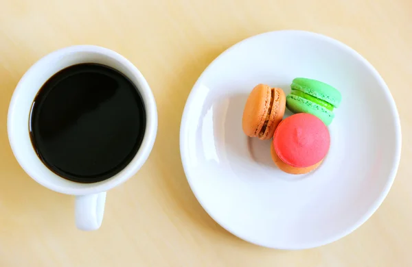 Macaroons and cup — Stock Photo, Image