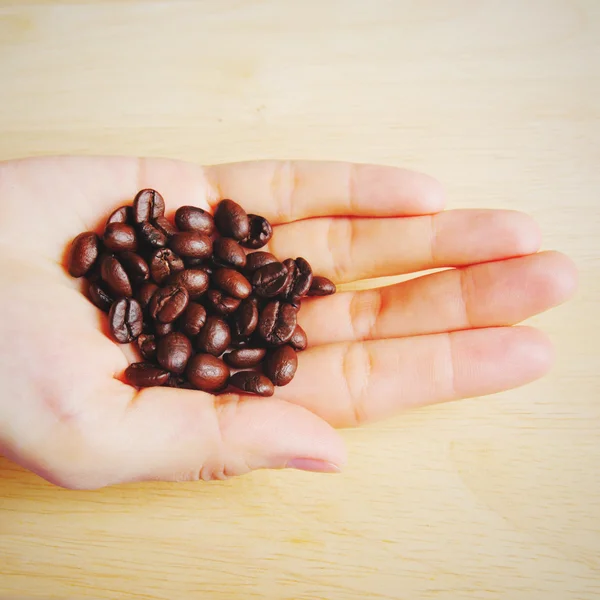 Mano piena di chicchi di caffè — Foto Stock