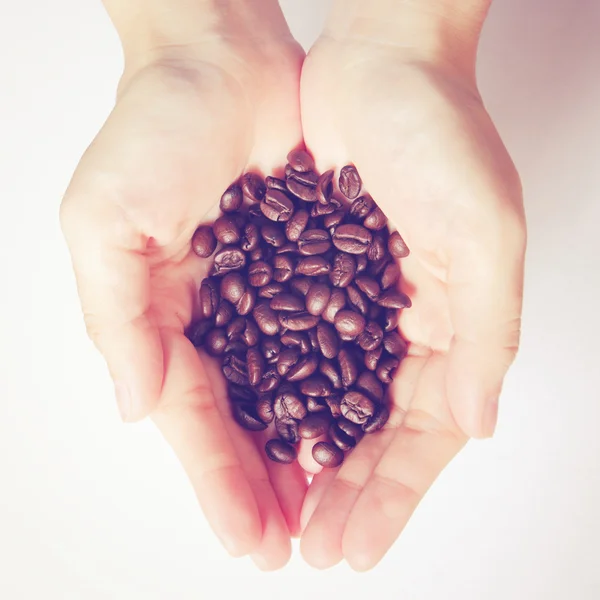 Chicchi di caffè in mani — Foto Stock