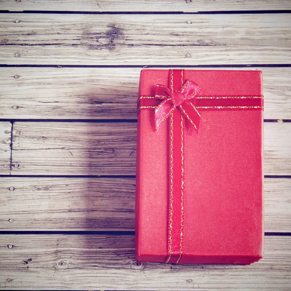 Caixa de presente vermelho com efeito de filtro retro — Fotografia de Stock