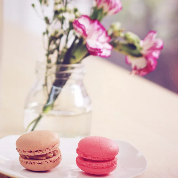 Macaron doce e flor com efeito de filtro retro — Fotografia de Stock