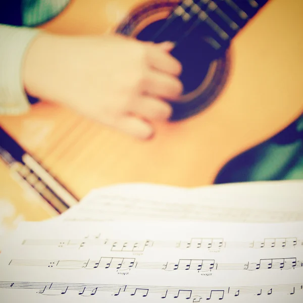 Musiker spielt Gitarre — Stockfoto