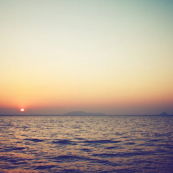 Auringonnousu meren yllä — kuvapankkivalokuva