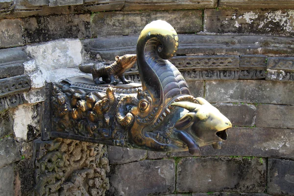 Bhaktapur 사원에는 물이 저수지에 장식 조각, — 스톡 사진