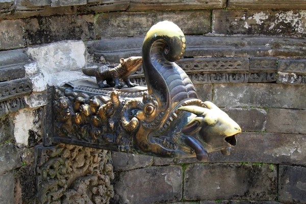 Carving decorations in the water reservoirs in Bhaktapur temple, — Stock Photo, Image