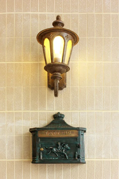 Уличная лампа с почтовым ящиком — стоковое фото