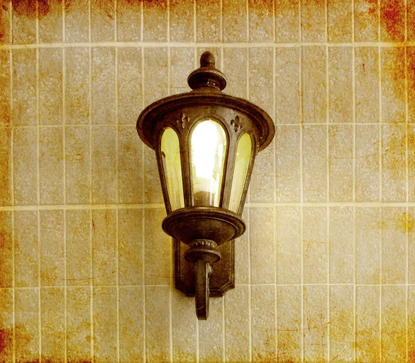 Lamp op bakstenen muur — Stockfoto