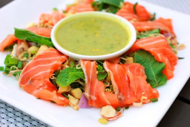 Baharatlı somon salata