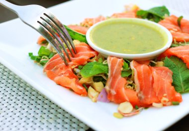 Baharatlı somon salata