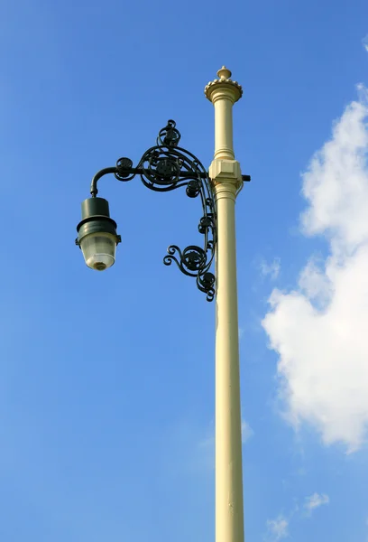 Lyktstolpe på blå himmel — Stockfoto