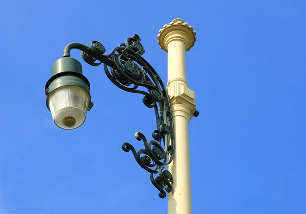 Lamp-post op blauwe hemel — Stockfoto