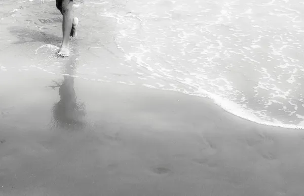 Legs walk on sand — Stock Photo, Image