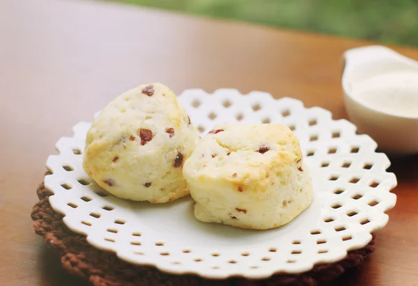 Baked scones with cream — Stock Photo, Image