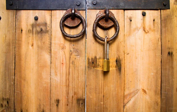Trä dörren låst — Stockfoto