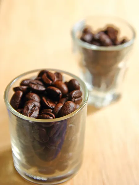 Chicchi di caffè in bicchieri — Foto Stock